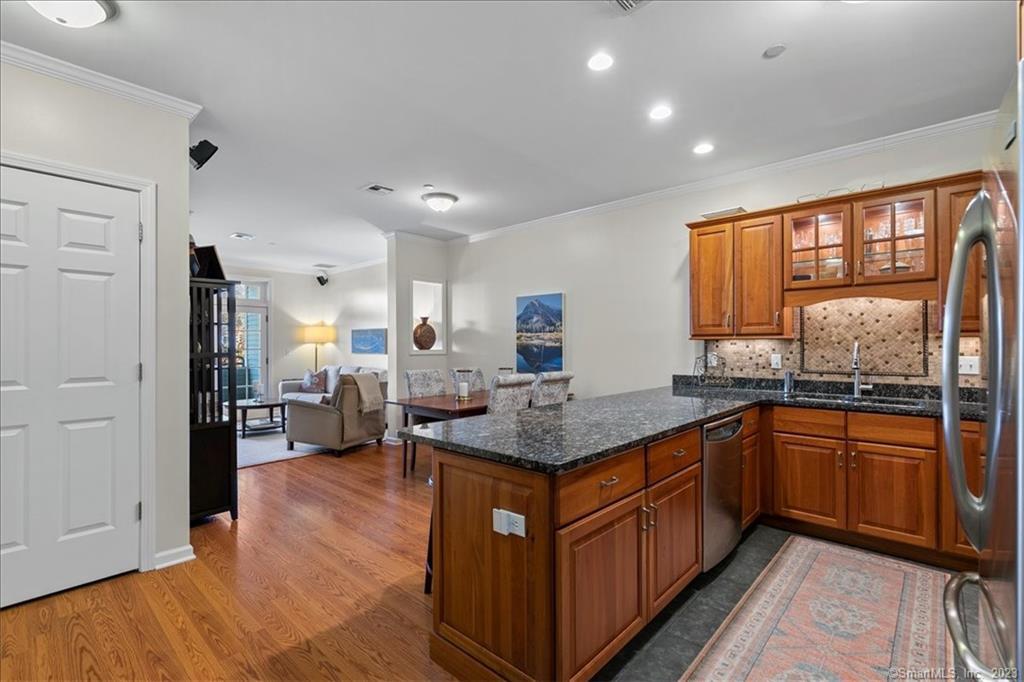 Property Photo:  60 Maple Street 17  CT 06405 
