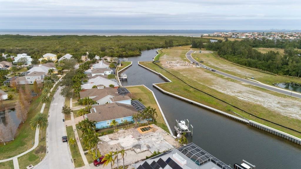 Property Photo:  801 Islebay Drive  FL 33572 