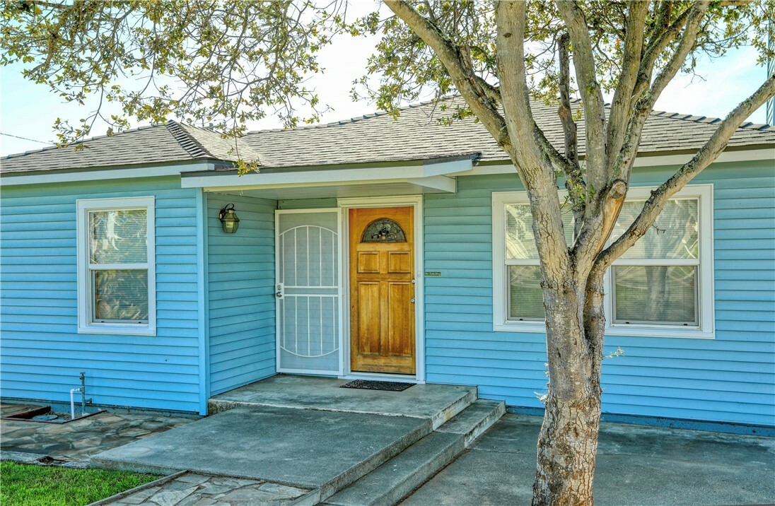 Property Photo:  930 Newport Avenue  CA 93433 