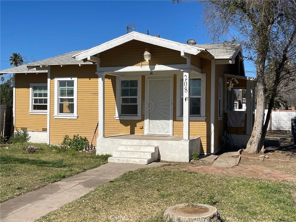Property Photo:  208 17th Street W  CA 92405 