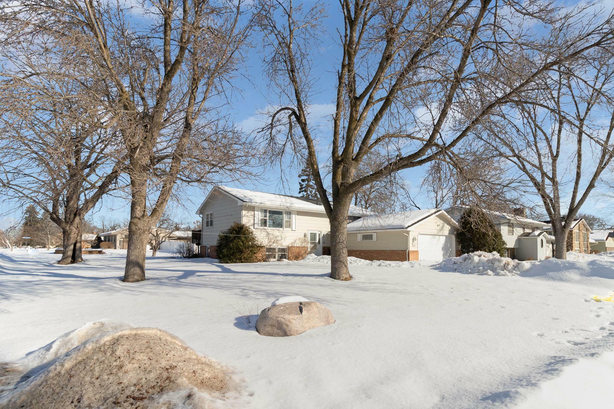 Property Photo:  903 South Street  MN 55303 