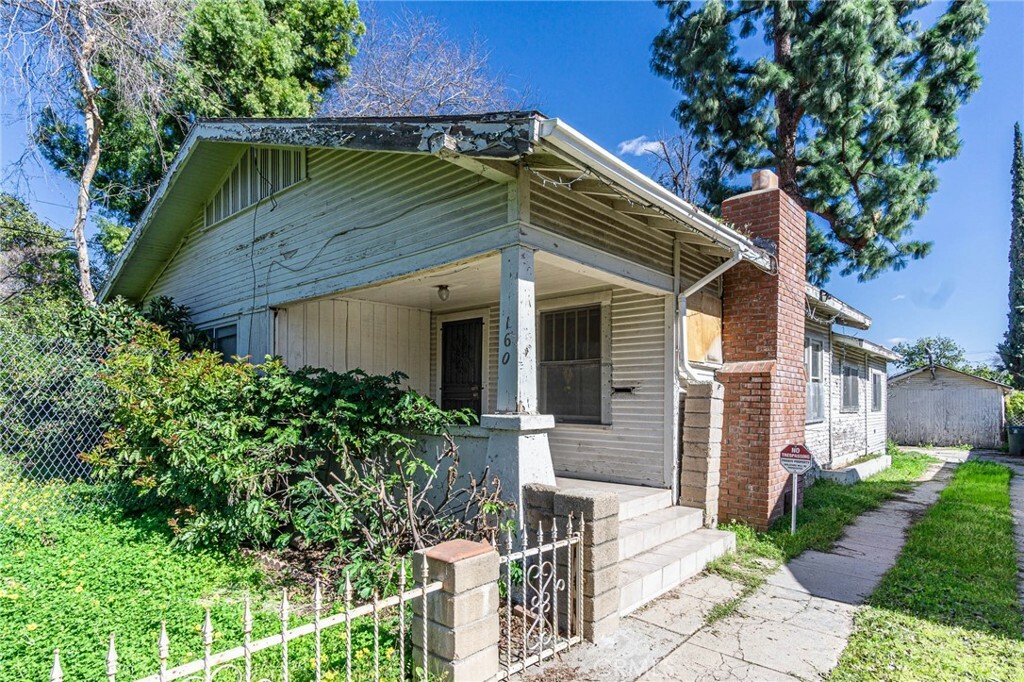 Property Photo:  160 S Altadena Drive  CA 91107 