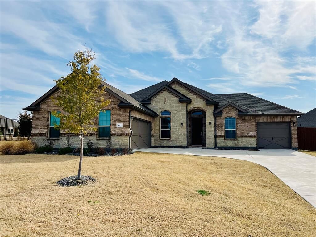 Property Photo: 602 Oak Grove Court TX 76065