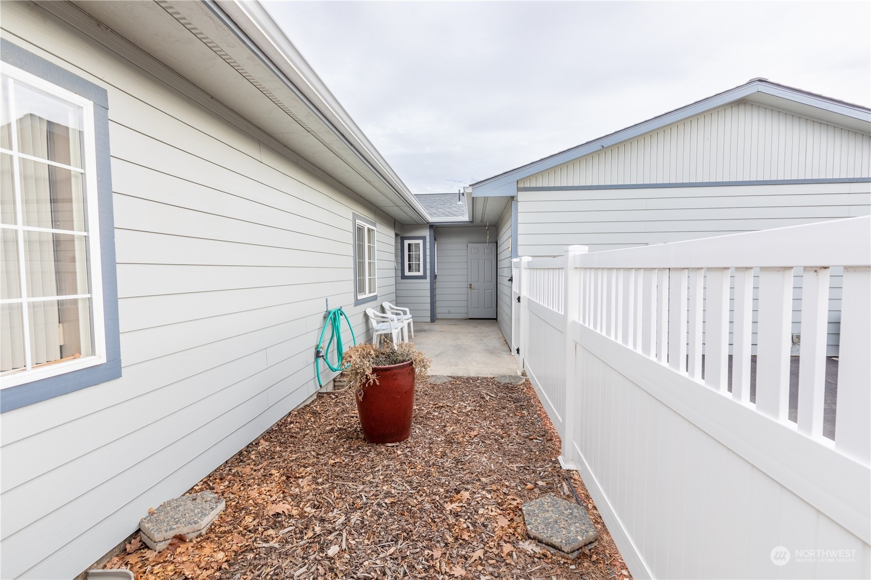 Property Photo:  1000 13th Avenue SW 21  WA 98848 