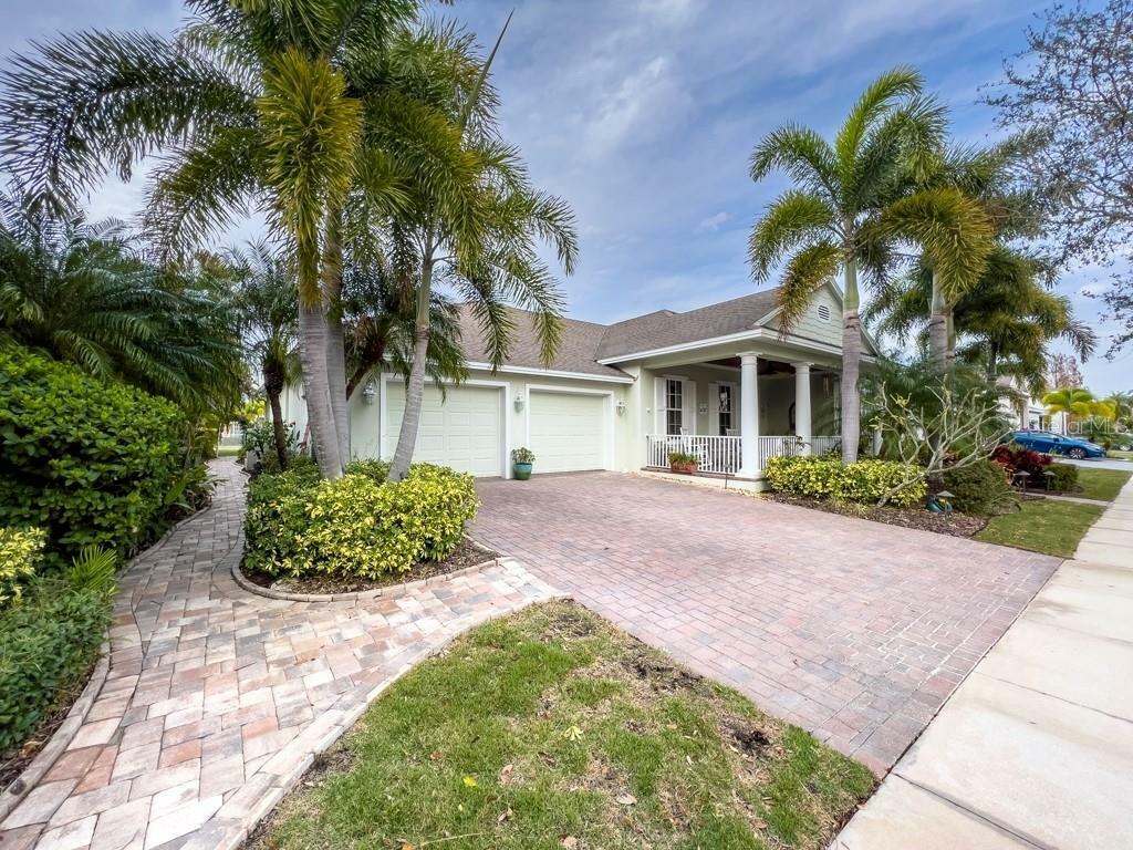 Property Photo:  842 Islebay Drive  FL 33572 