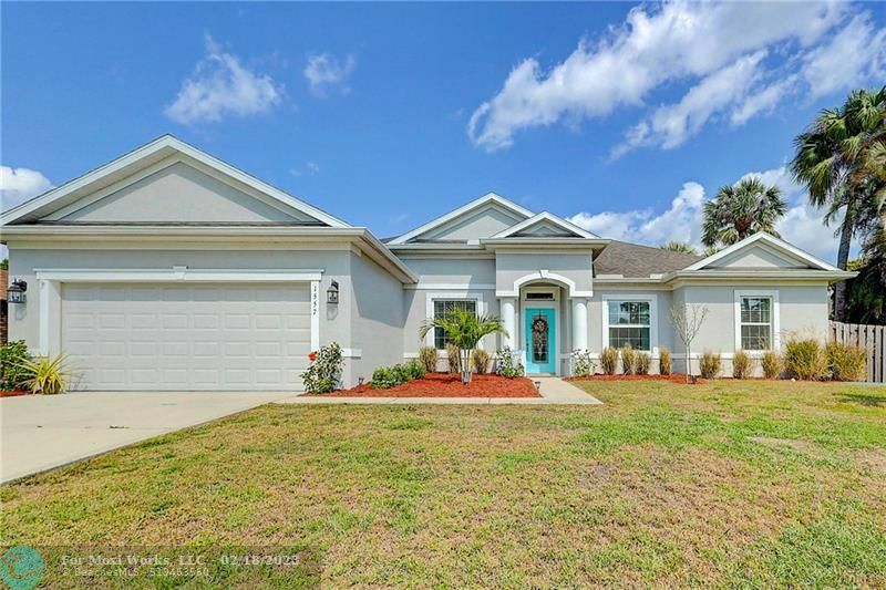 Property Photo: 1557 SW Urbino Ave FL 34953