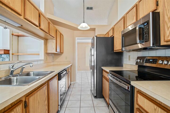 Property Photo:  1118 Blufield Avenue  FL 33511 