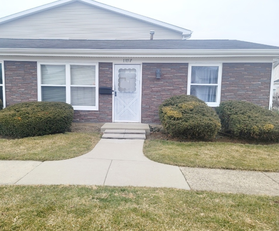 Property Photo:  1315 Kingsbury Drive F  IL 60133 