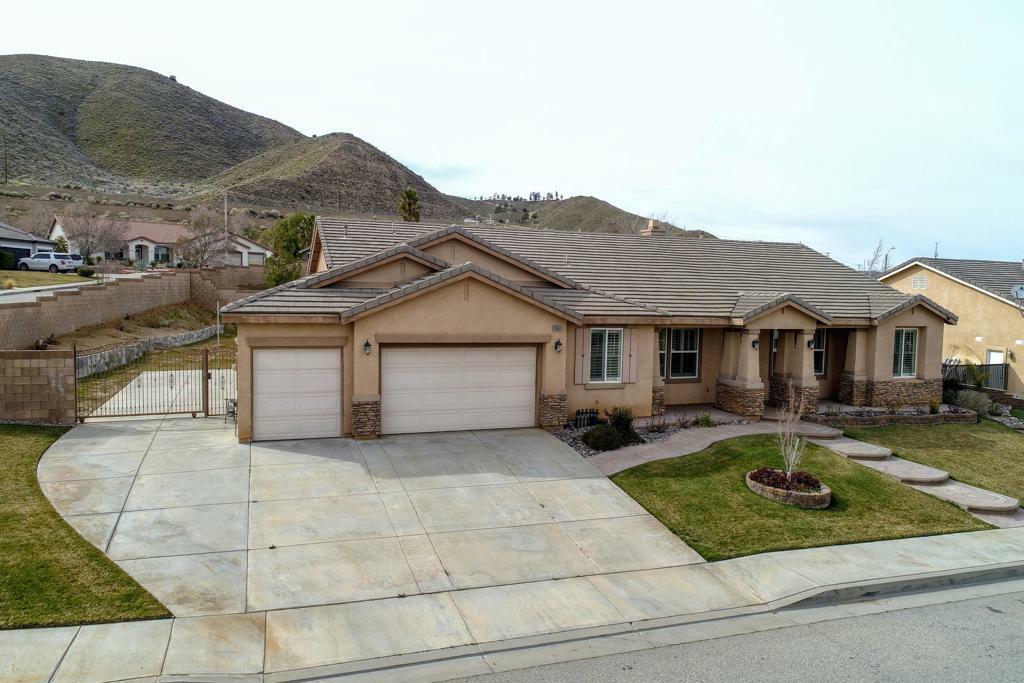 Property Photo:  40559 Whitecliff Way  CA 93551 