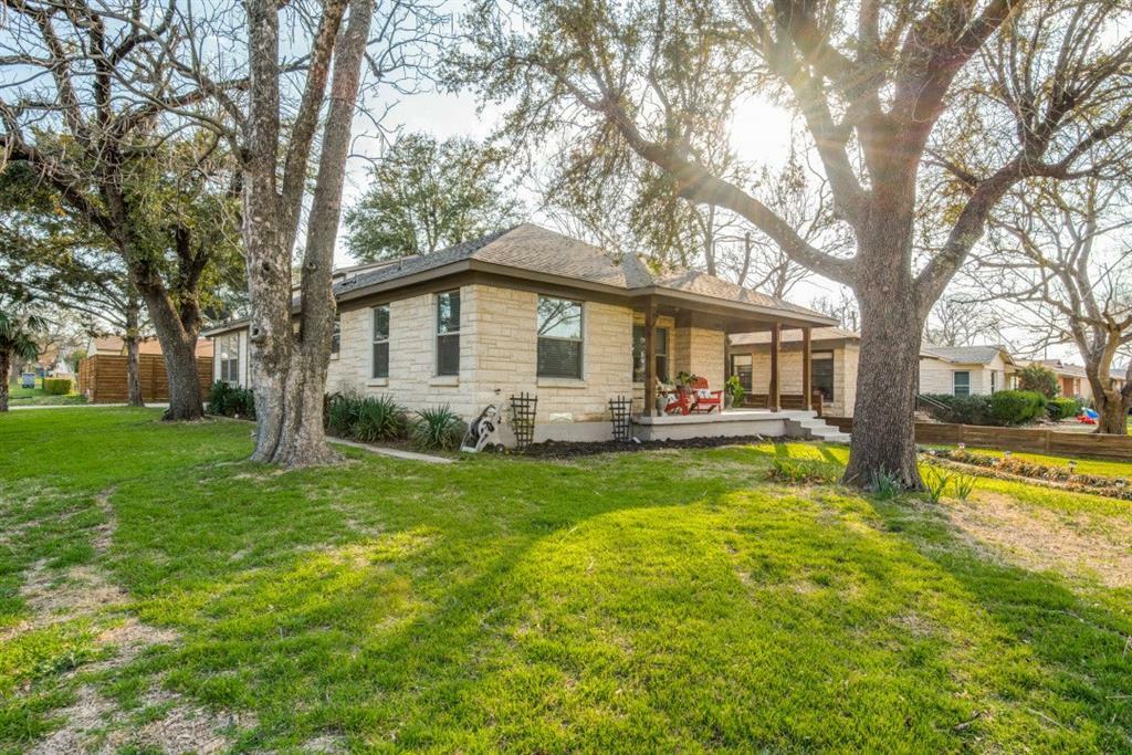 Property Photo: 1902 Newport Avenue TX 75224