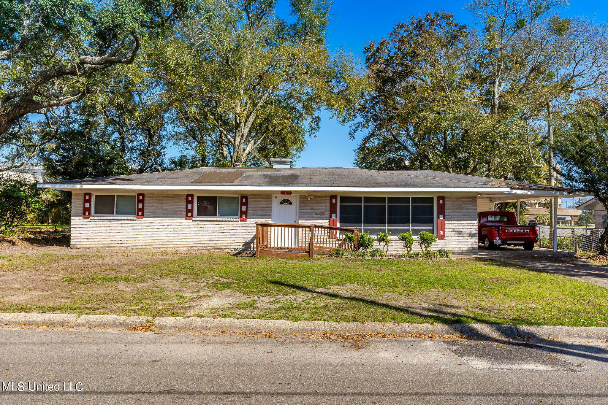 Property Photo:  160 Oakmont Place  MS 39531 