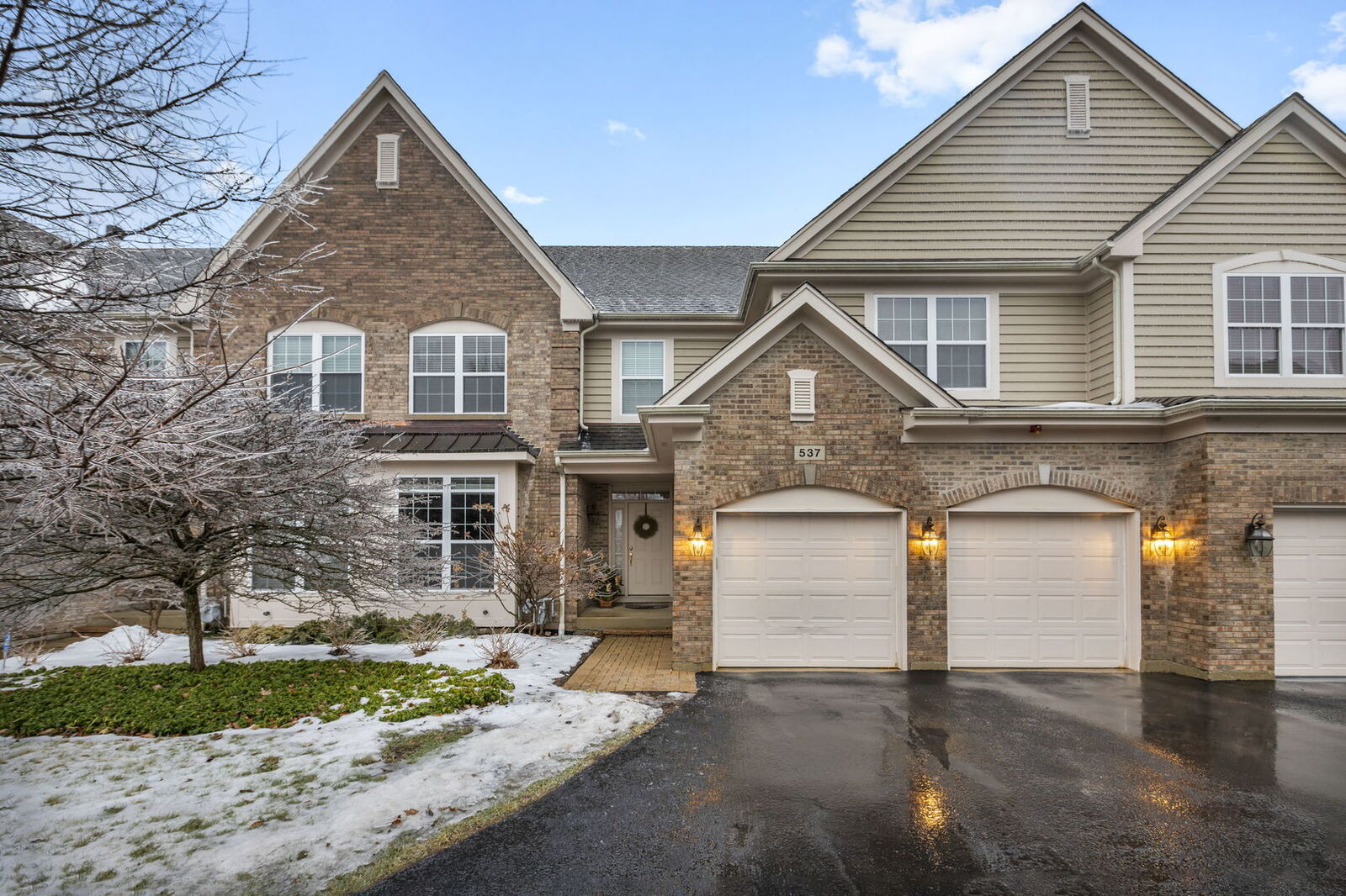 Property Photo: 537 Bridgestone Court IL 60010