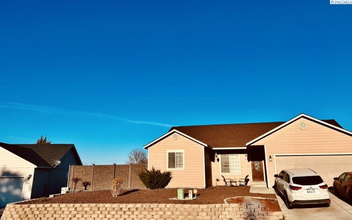 Property Photo: 1111 Carriage Ct. WA 98930