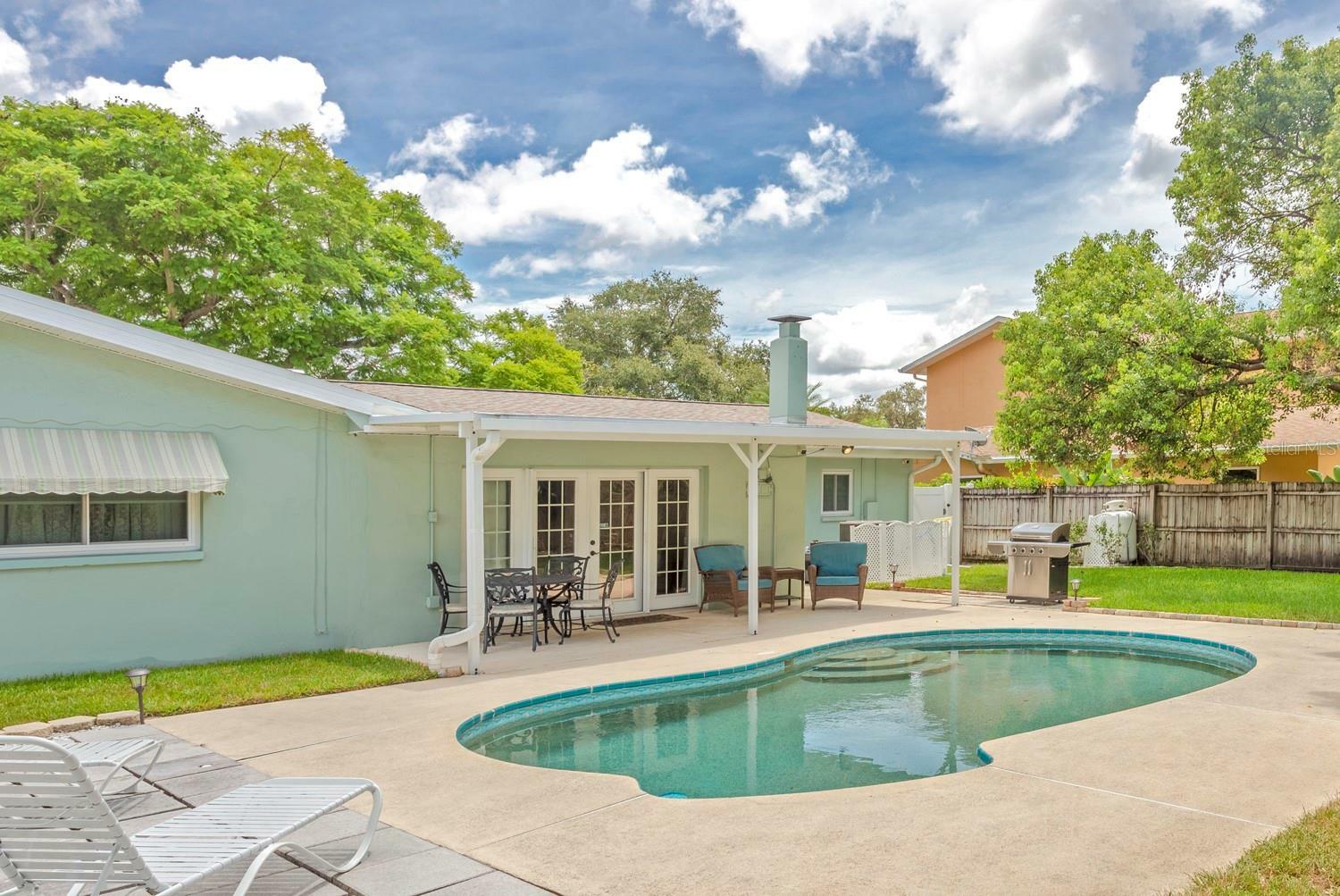 Property Photo:  546 Lois Ln  FL 33770 