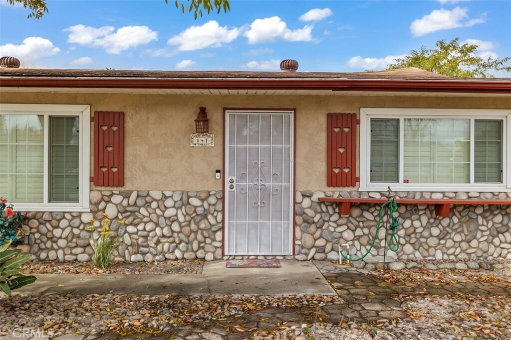 Property Photo:  841 S State Street  CA 92543 