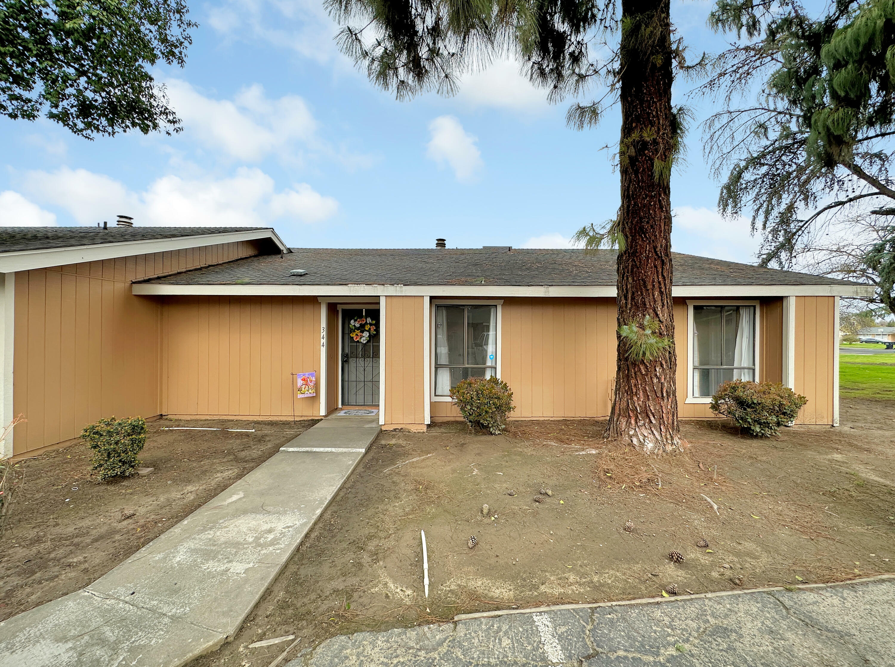 Property Photo:  344 N Crenshaw Street  CA 93291 