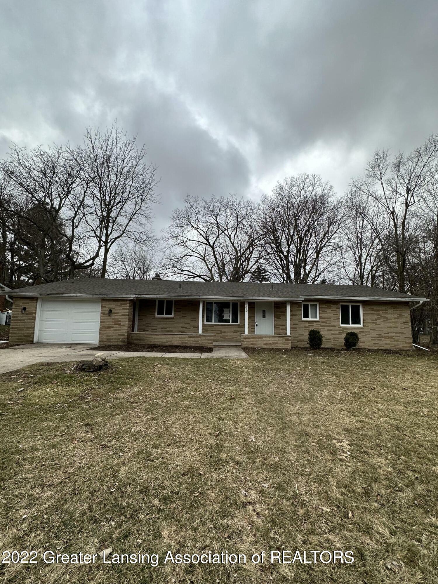 Property Photo:  3020 Stoneleigh Drive  MI 48910 