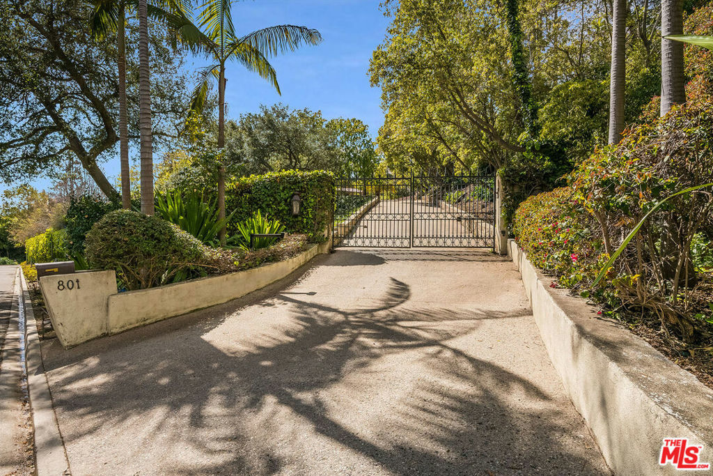Property Photo: 801 Tarcuto Way CA 90077