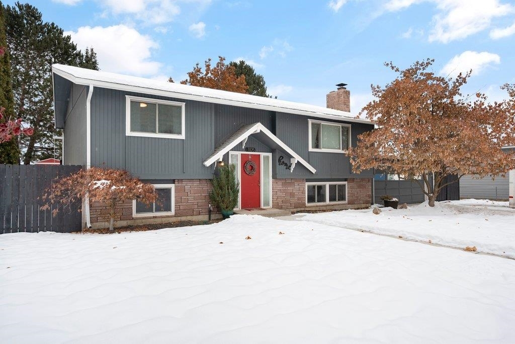 Property Photo:  1105 S Saint Charles Rd  WA 99037 