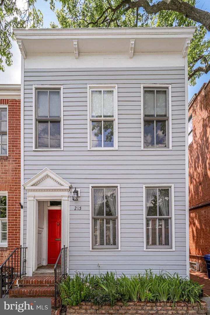 Property Photo:  215 S Alfred Street Front  VA 22314 