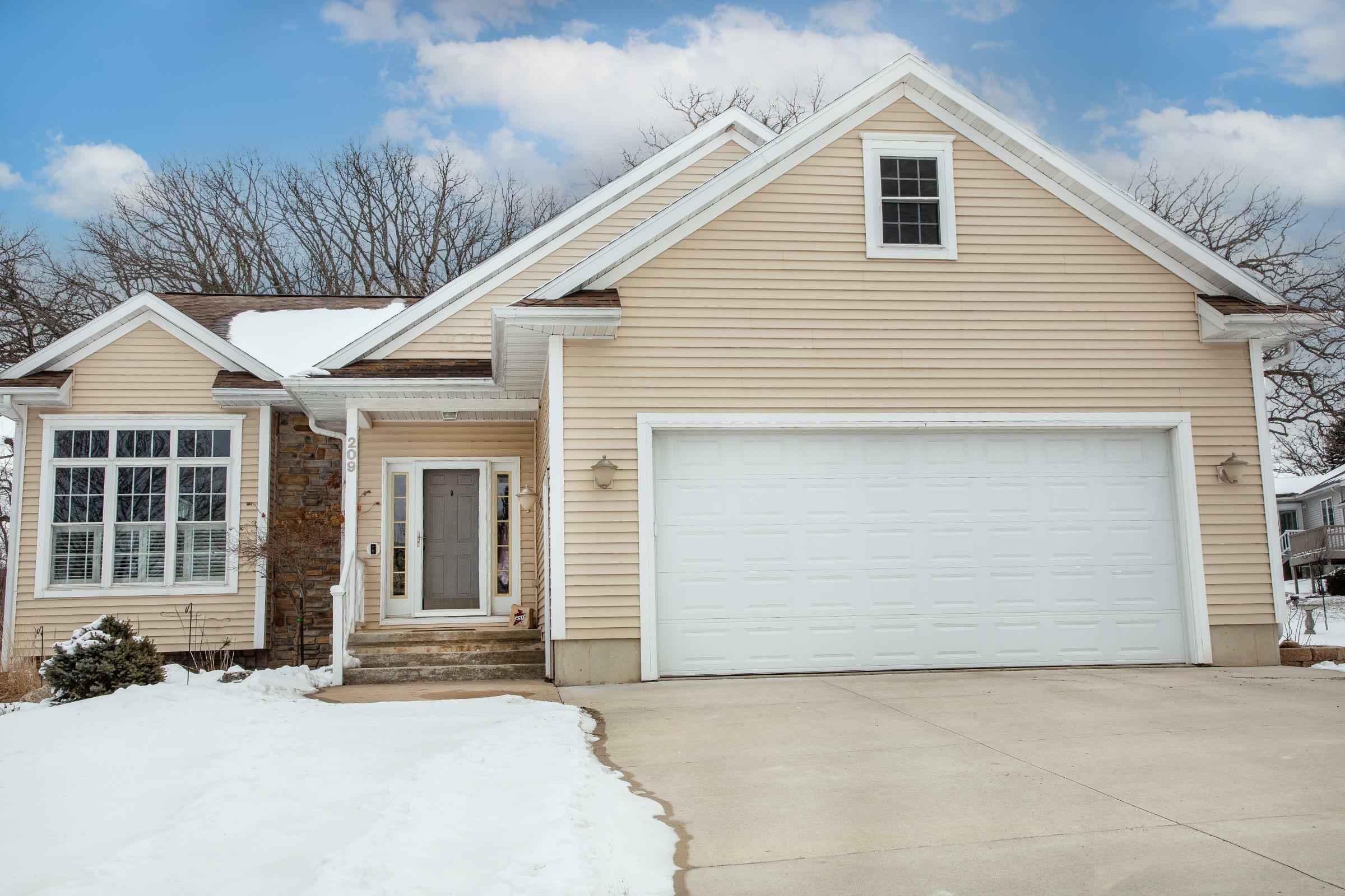 Property Photo:  209 Oak Ridge Circle  IA 50677 