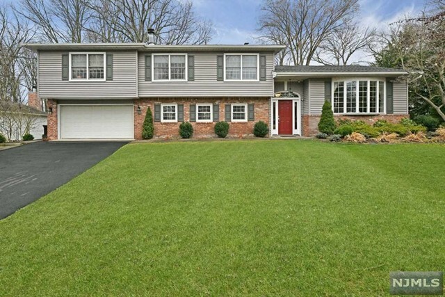 Property Photo:  35 Arcadia Way  NJ 07642 