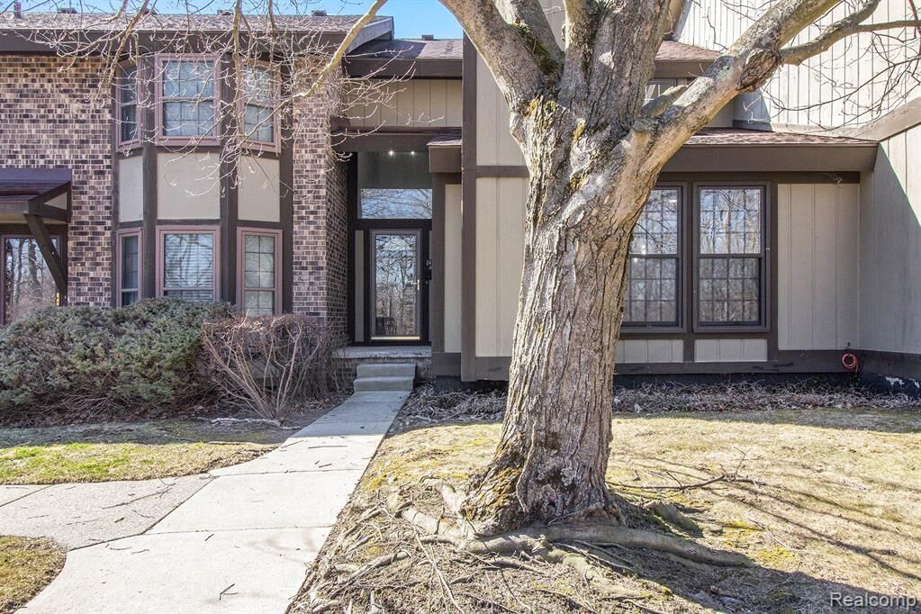 Property Photo:  24850 Glenbrooke  MI 48033 