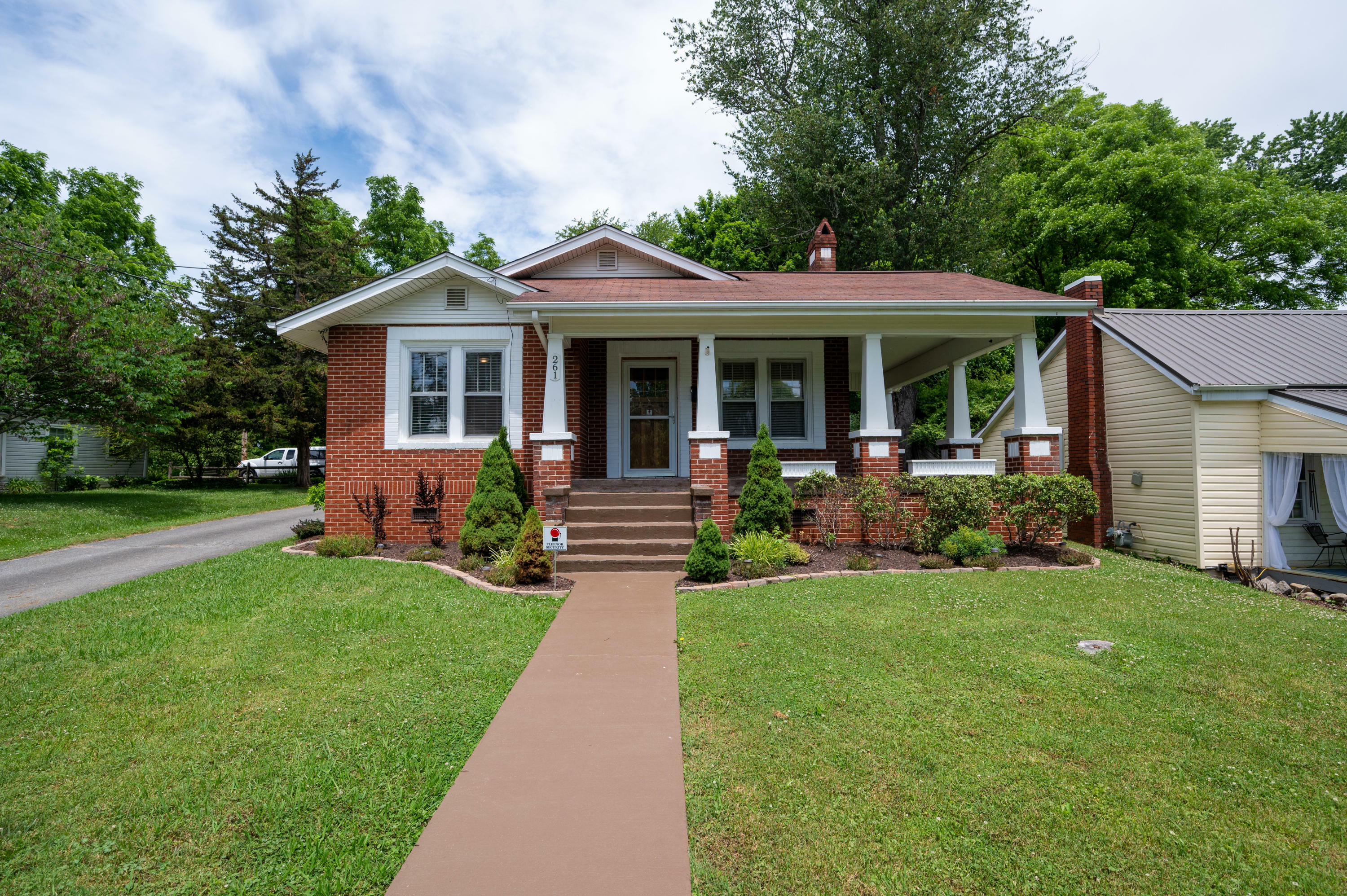 Property Photo:  261 East Main Street  TN 37659 