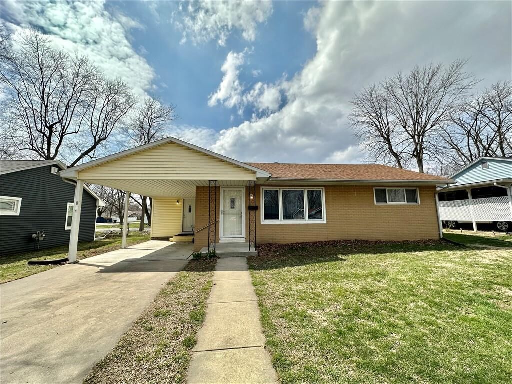 Property Photo:  8 Parkway Drive   61951 
