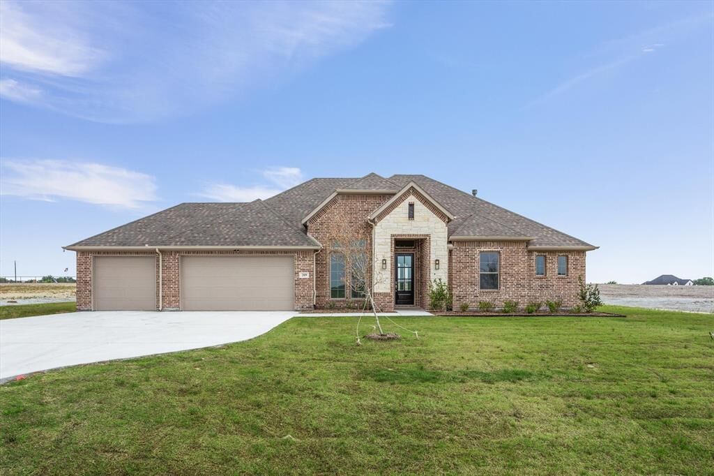Property Photo: 209 Basalt Lane TX 76020