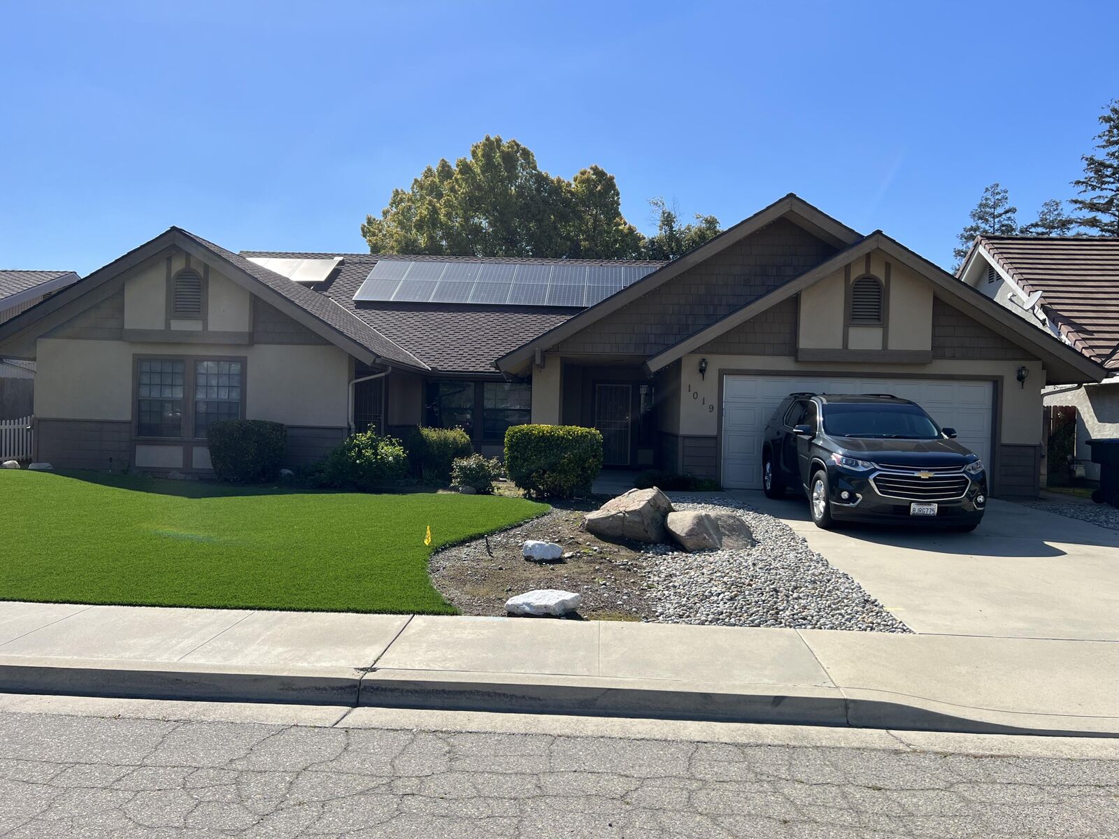 Property Photo: 1019 N Rono Street CA 93291