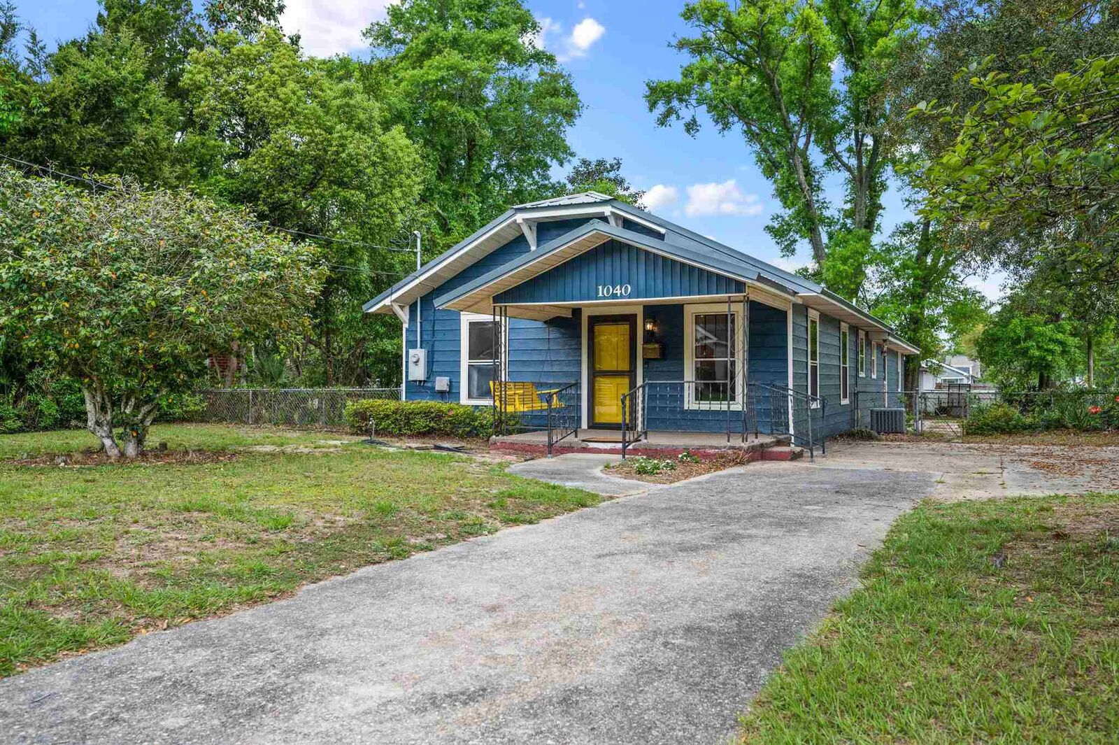 Property Photo:  1040 E Maxwell St  FL 32503 