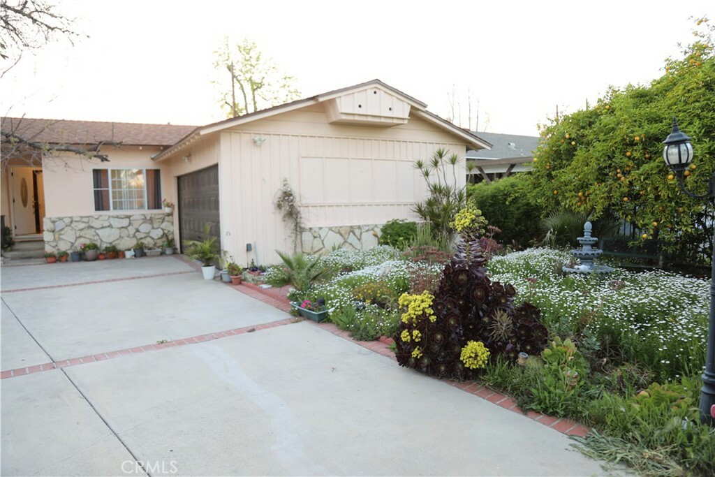 Property Photo: 7633 Chisholm Avenue CA 91406