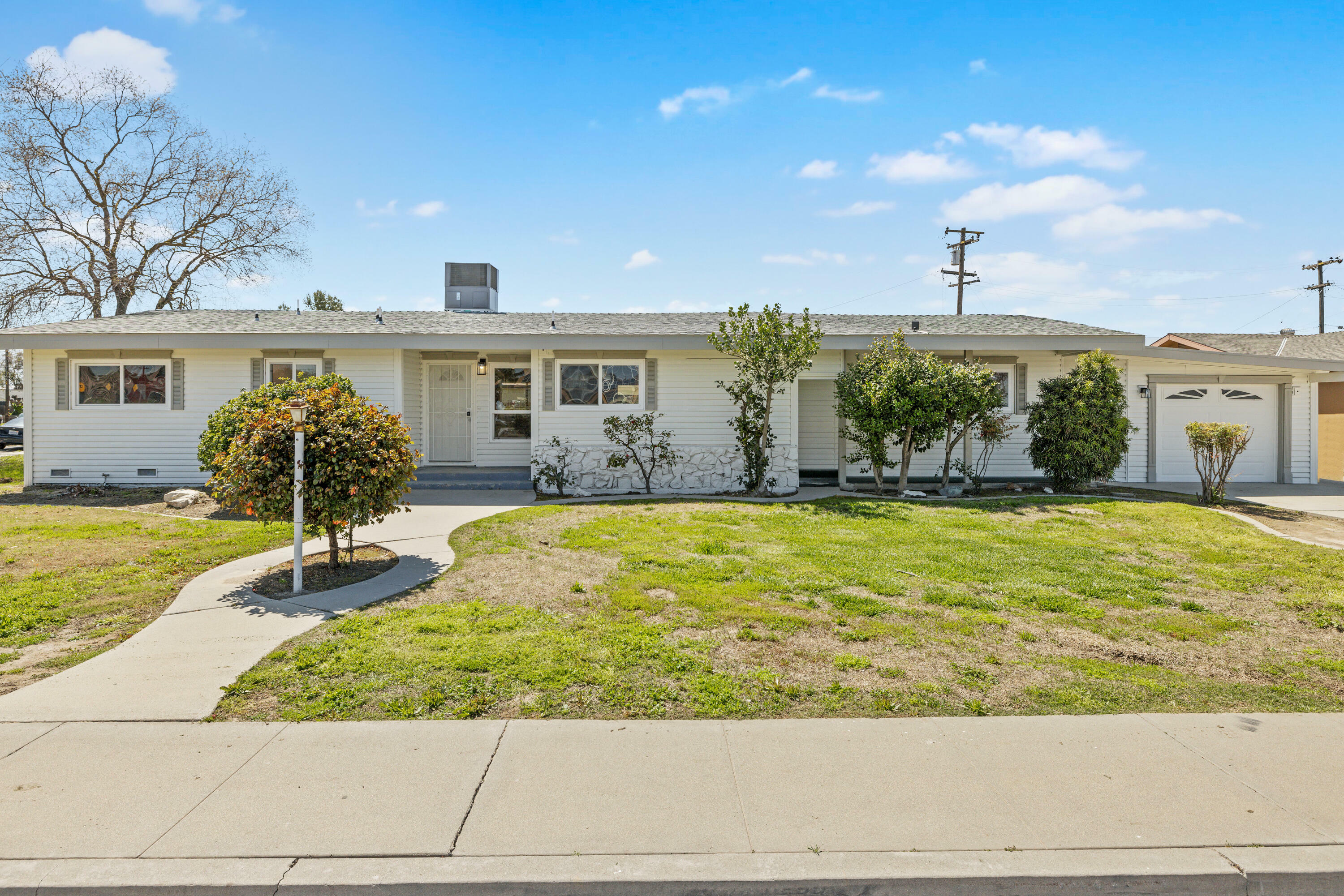 247 W Burlwood Lane  Lemoore CA 93245 photo