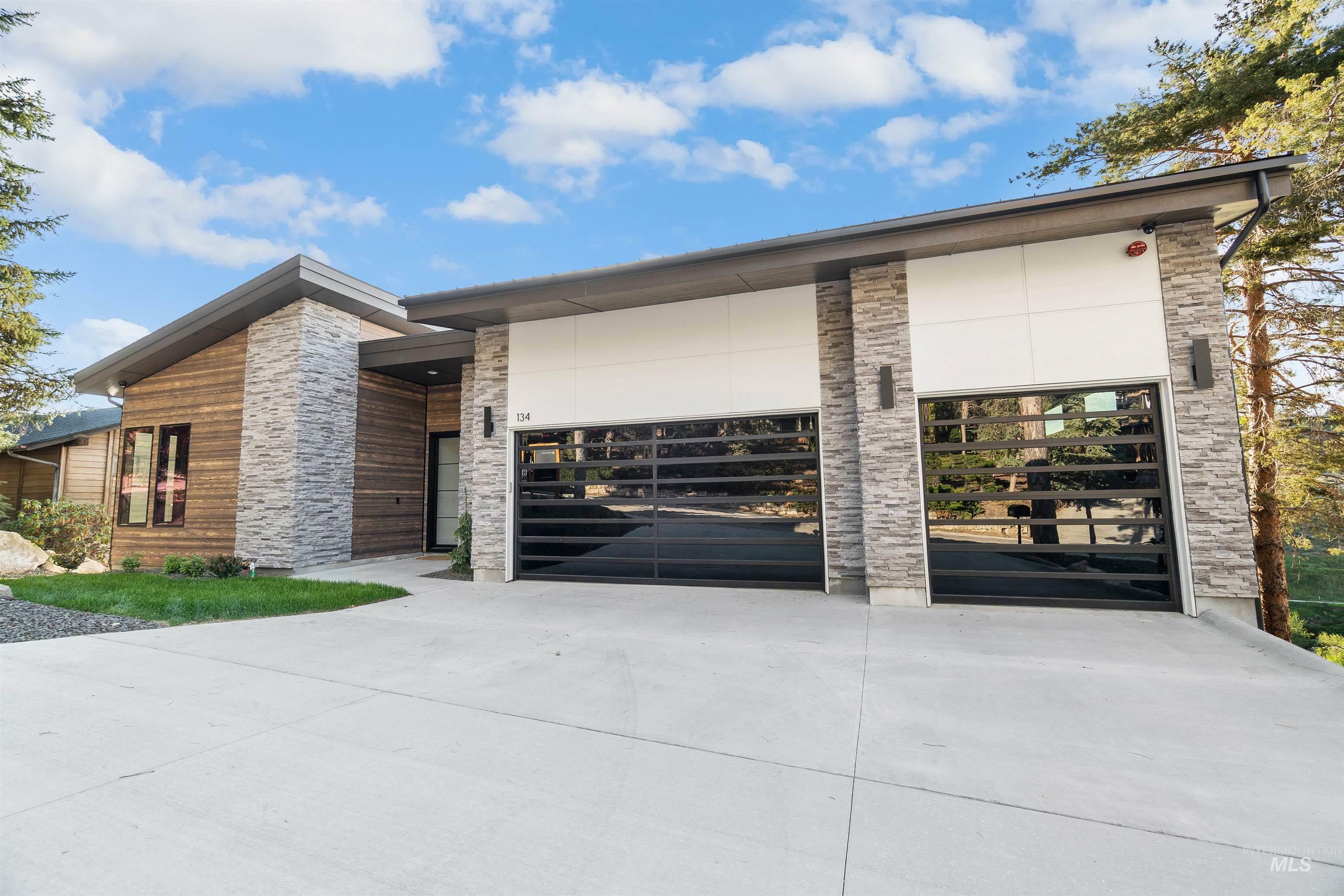 Property Photo: 134 E Hearthstone Drive ID 83702