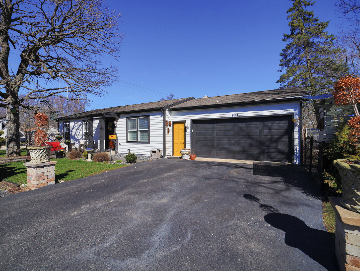 Property Photo: 315 E Washington Street IL 60073