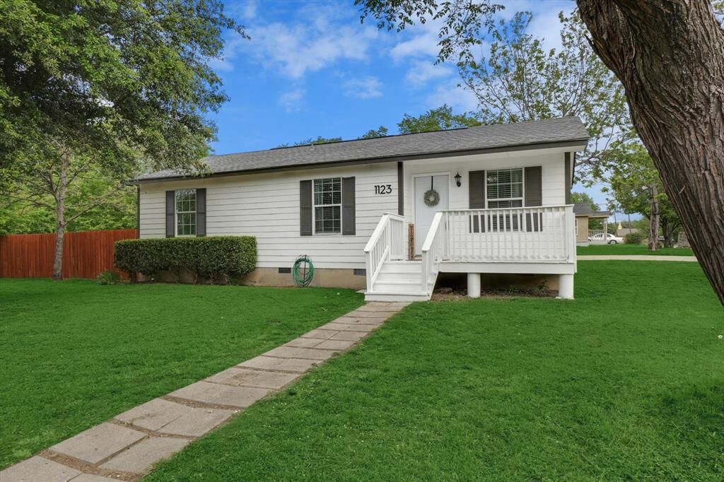 Property Photo:  1123 E Sycamore Street  TX 76205 