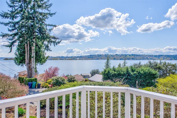 Property Photo:  11209 Champagne Point Lane NE  WA 98034 