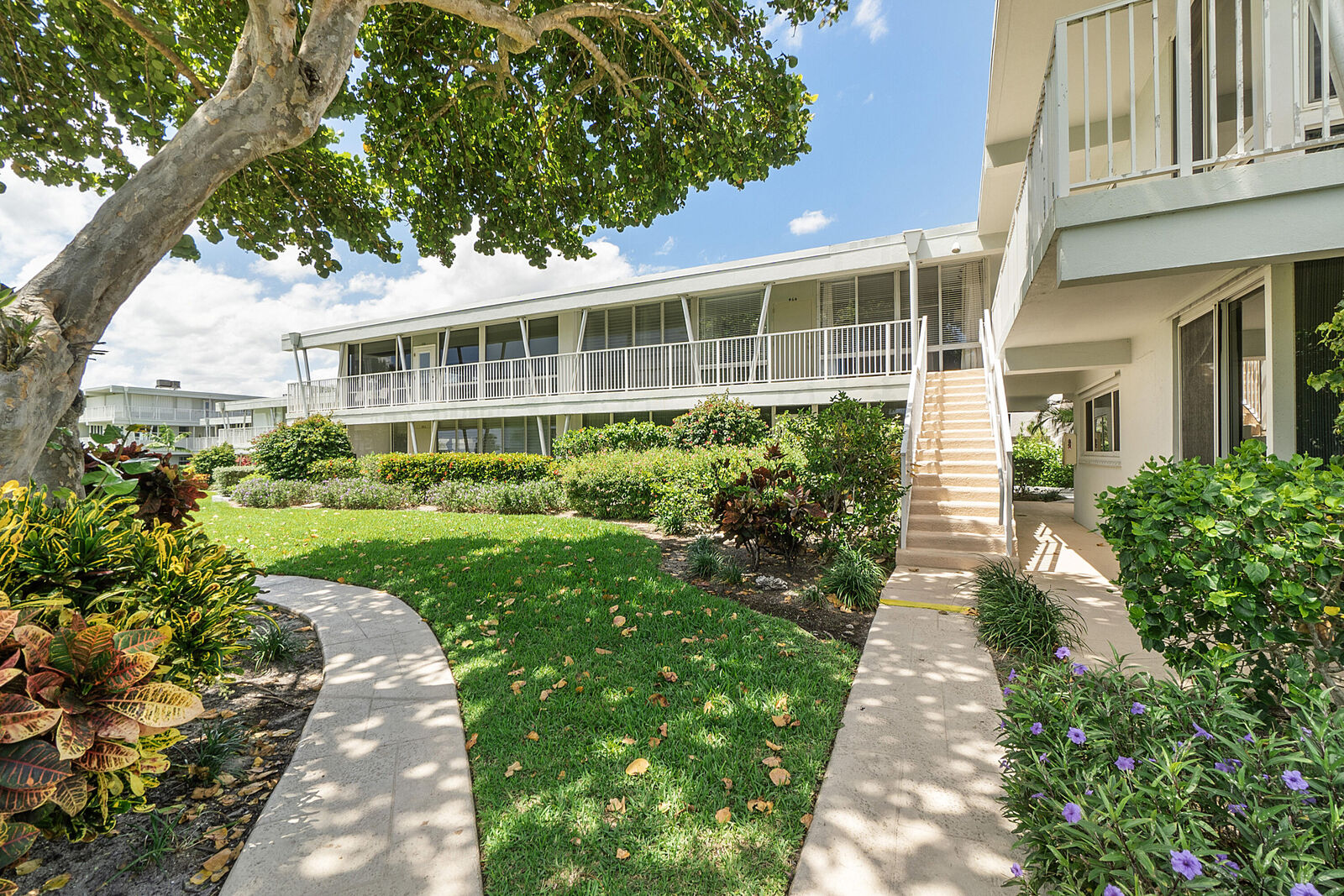 Property Photo: 1221 Hillsboro Mile 46B FL 33062