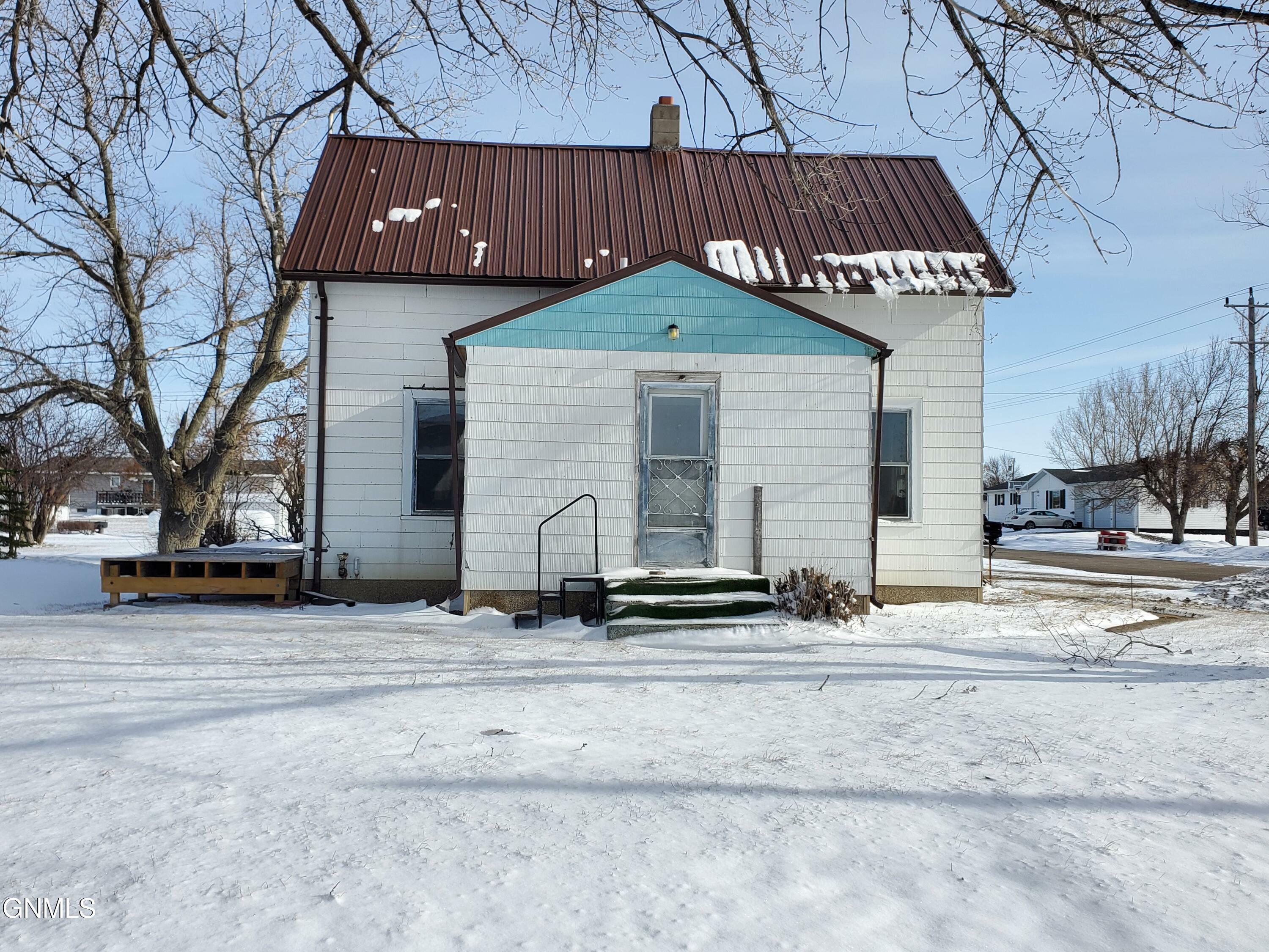 Property Photo:  408 5th Street E  ND 58561 