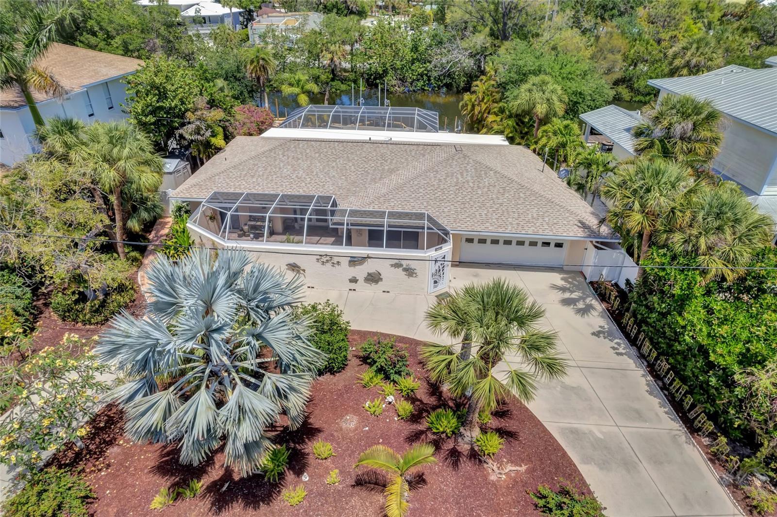Property Photo: 208 Island Circle FL 34242
