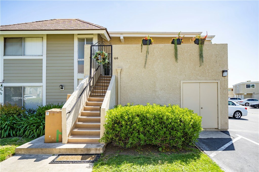Property Photo:  66 Oval Road  CA 92604 