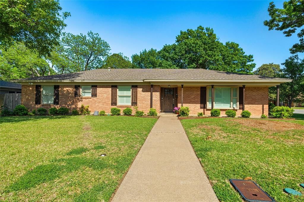 Property Photo:  1001 Forrest Drive  TX 76012 