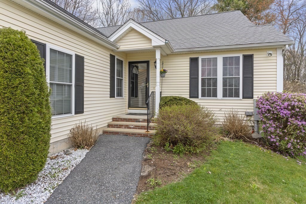 Property Photo: 9 Stagecoach Ct 9 MA 01569