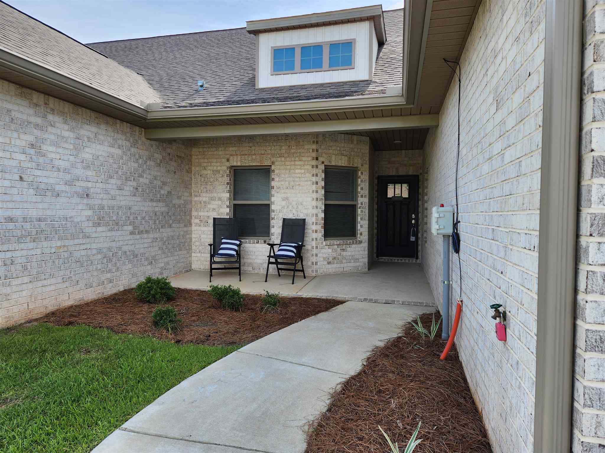 Property Photo: 1862 Finch Ln FL 32533