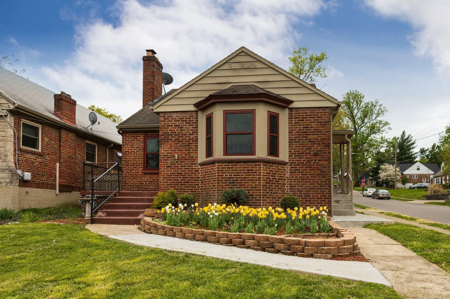 Property Photo: 2539 Losantiville Ave OH 45237