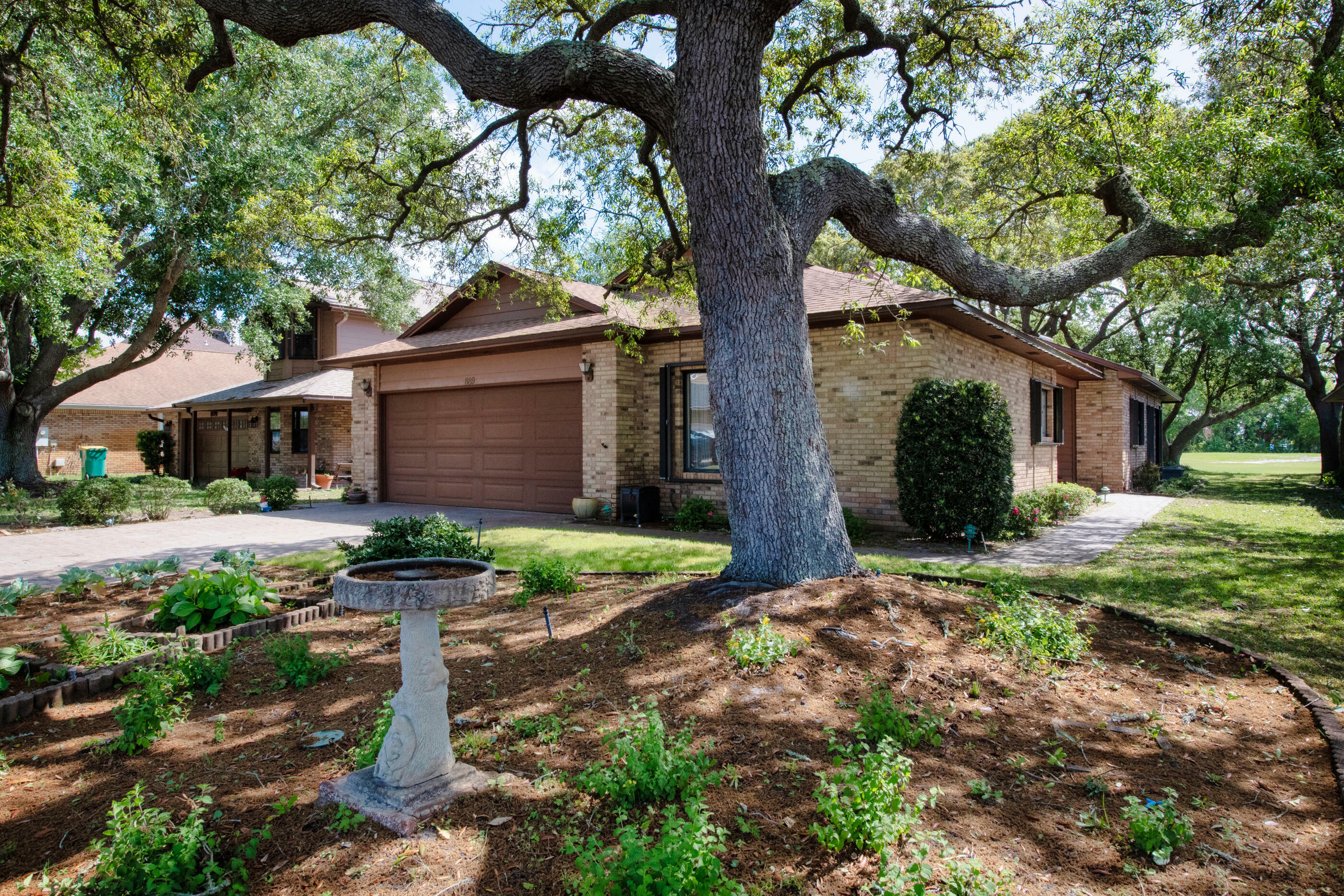 Property Photo: 889 Shalimar Court FL 32579