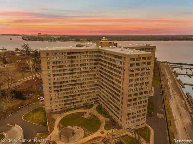 Property Photo: 8900 E Jefferson Avenue 1005 MI 48214