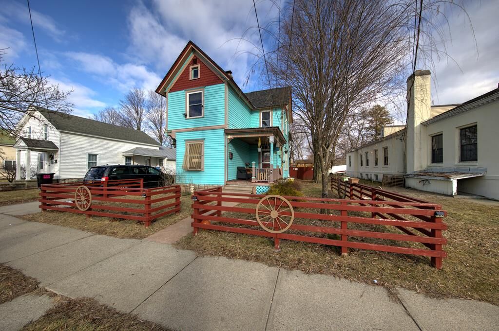 Property Photo:  