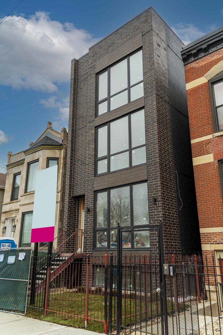 Property Photo: 327 S Leavitt Street 3 IL 60612